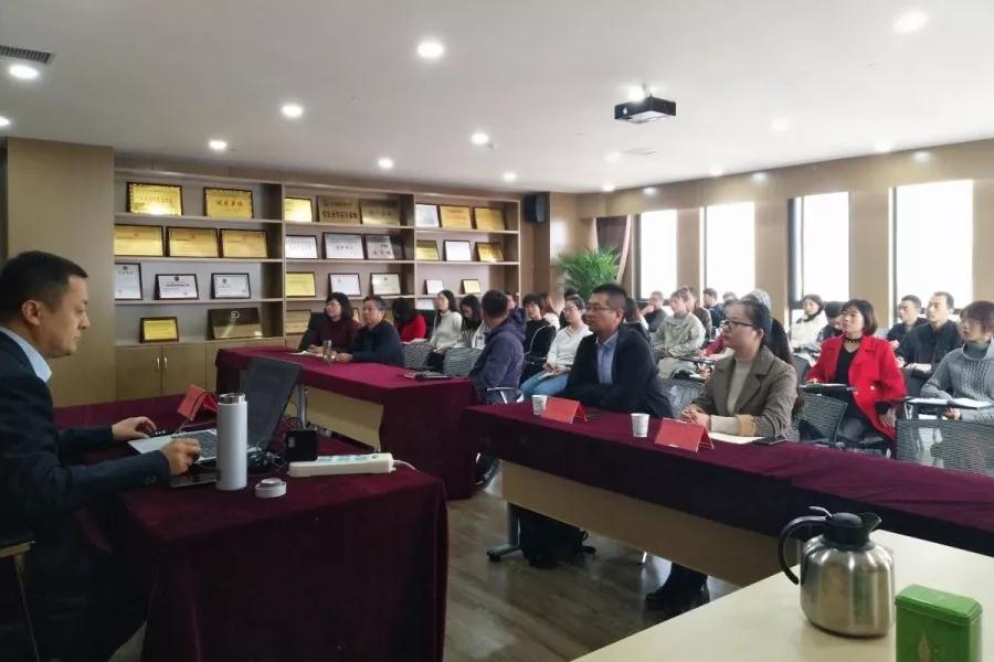 学无止境|开云手机站登录入口项目管理有限公司举办法律知识专题培训